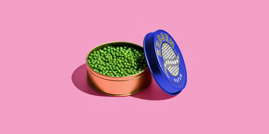 Foto einer typischen Kaviardose mit blauem Deckel, in der grüne Erbsen statt Kaviar ist.